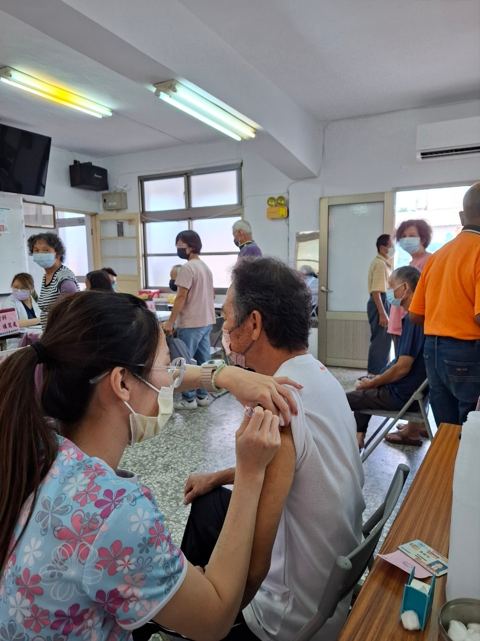 113.10.8三村里社區流感施打照片4