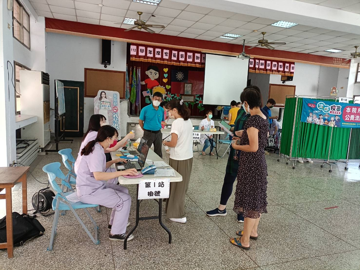 1121025三民國小流感設站照片1
