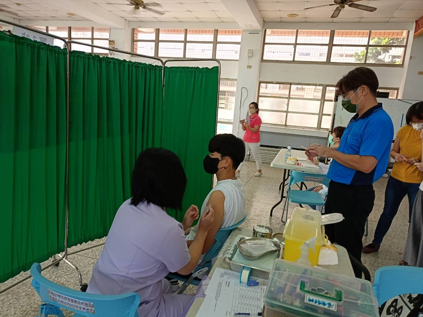 1121025三民國小流感設站照片3