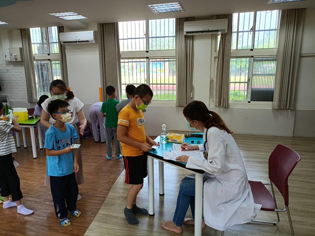 1121025快官國小流感設站照片1